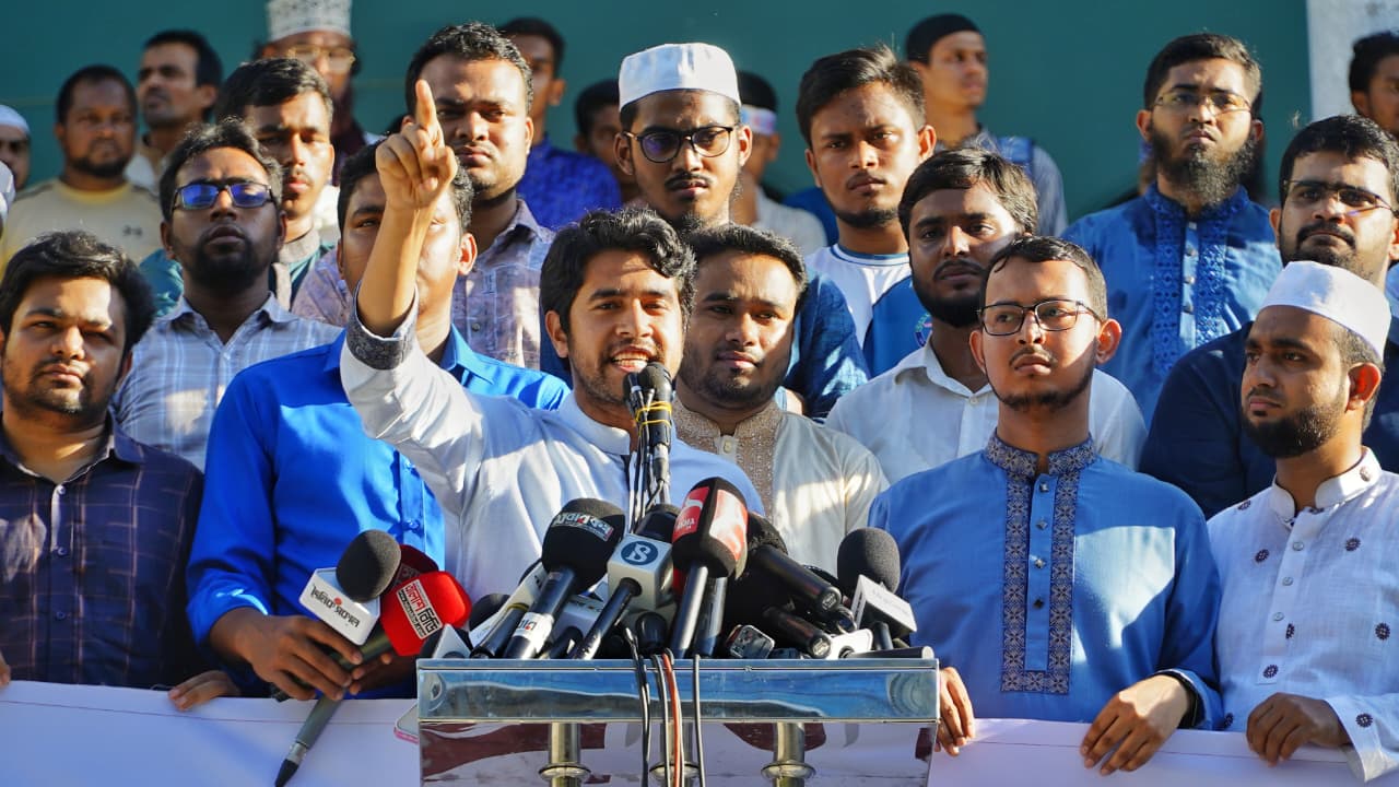 Sibghatullah Sibgha, Central Office Secretary of Islami Chhatra Shibir, addresses a protest rally in Dhaka, condemning extremist slogans and alleged election sabotage attempts by Chhatra Dal ahead of the DUCSU elections. Photo: AH Mintu/V7N