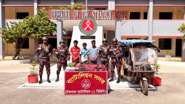 Three Rohingya Arrested in Teknaf With Arms, Explosives