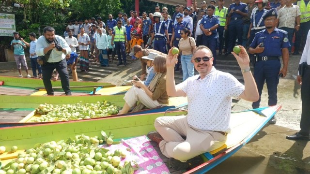 US Ambassador Sees Export Potential for Jhalokathi’s Famous Guavas