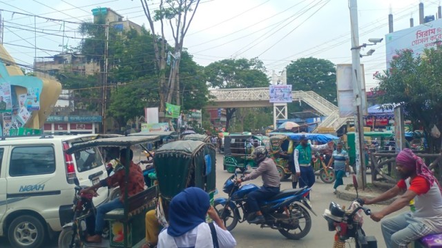 Noise Pollution in Rajshahi Exceeds 100 Decibels at Busy Intersections