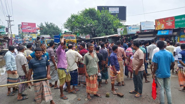 Farmers Block Dhaka-Rajshahi Highway Over Fertiliser Shortage