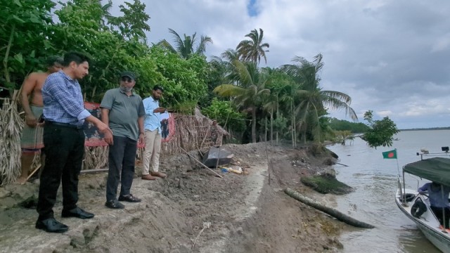 Environment State Minister Inspects River Erosion in Mongla-Rampal