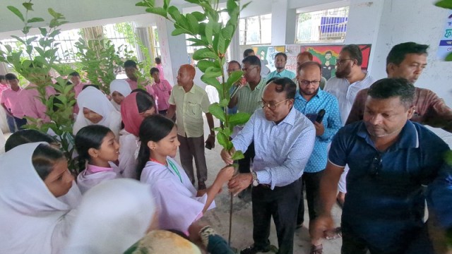 BNP Distributes 5,000 Tree Saplings Among Students in Mongla