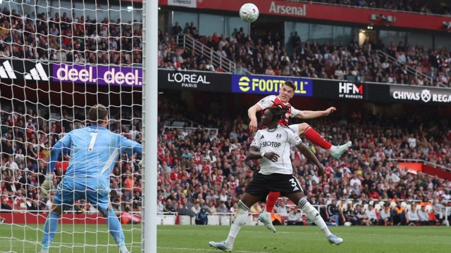 Arsenal Thrash Fulham to Tighten Grip on Title Race
