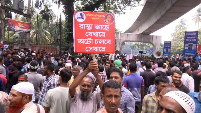 Autorickshaw Drivers Block Dhaka Road Demanding Power Connection, End to Harassment
