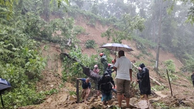 Landslide Temporarily Cuts Off Bandarban–Keranihat Road After Days of Heavy Rain