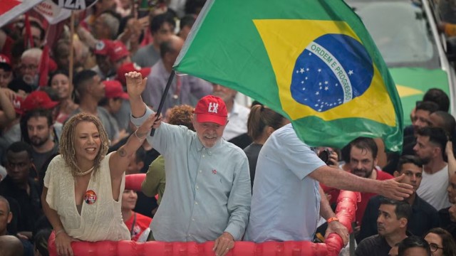 Lula Holds Narrow Lead Over Flávio Bolsonaro Ahead of Brazil Election