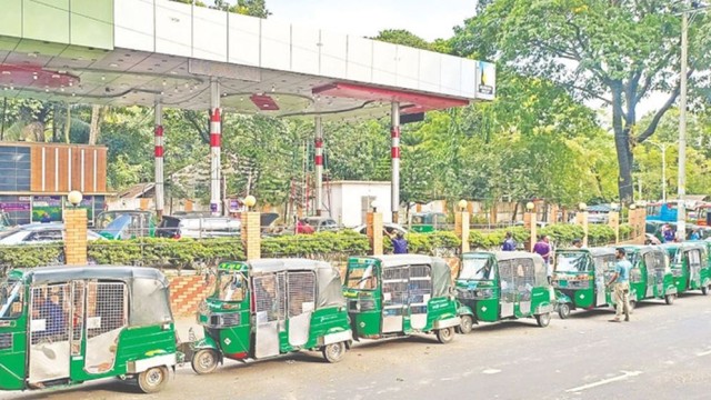 Gas crisis worsens in Dhaka, motorists forced to wait hours at CNG stations