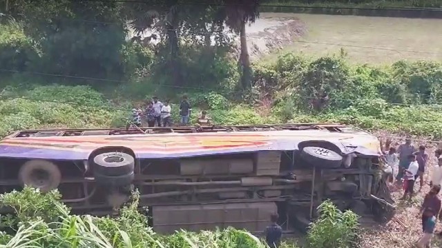 2 Killed, 35 Injured in Bus-Pickup Collision in Faridpur
