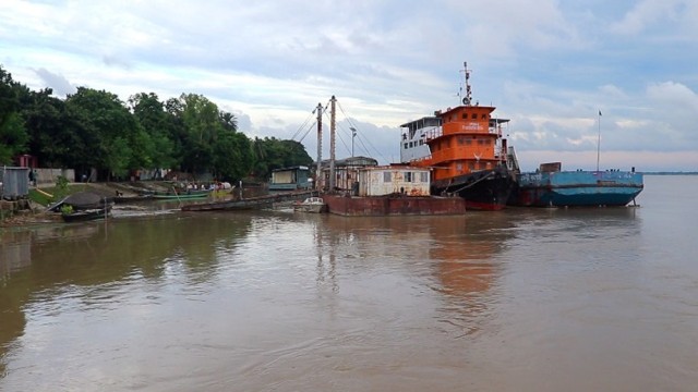 Ferry Service Suspended Again on Nazirganj-Dhawapara Route, Passengers Suffer
