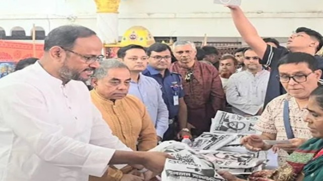 State Minister Distributes Sarees, Panjabis, Cash to 2,800 Sanatan Community Members