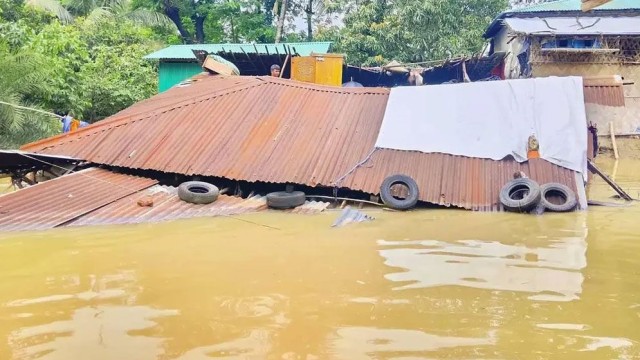Floods and Landslides Kill 44, Affect Over One Million People in Seven Districts