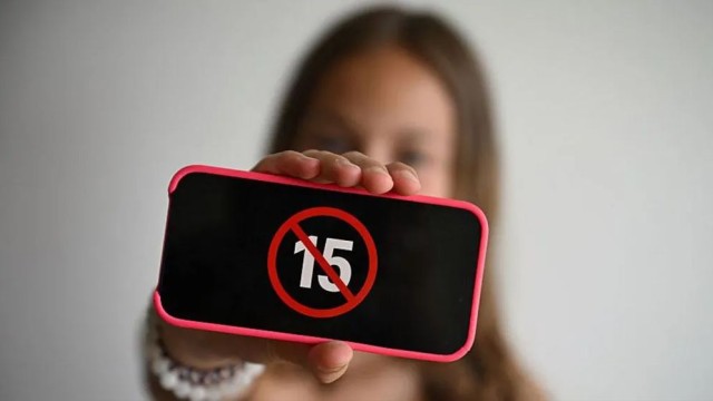 France Passes Law Banning Social Media Access for Children Under 15