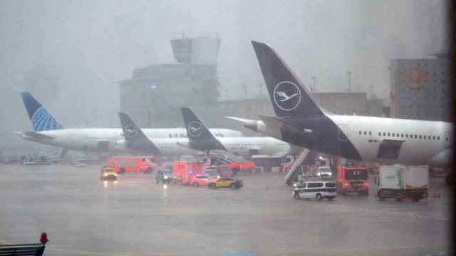 Several Injured After Lufthansa Boeing 787 Nose Gear Collapse at Frankfurt Airport
