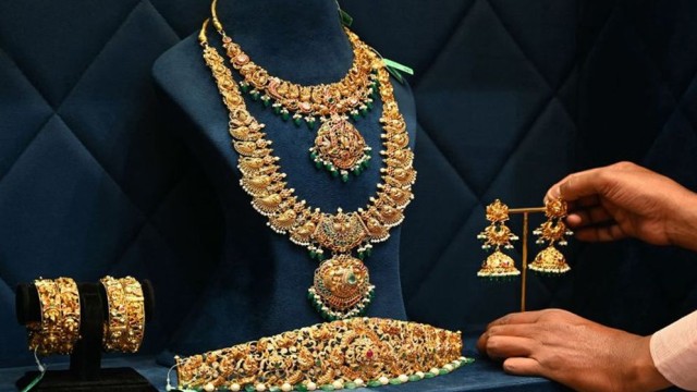 Gold Prices Fall Again in Bangladesh