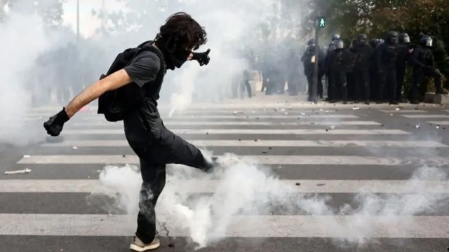 Student Protests Spread Across France as 250,000 Take to Streets