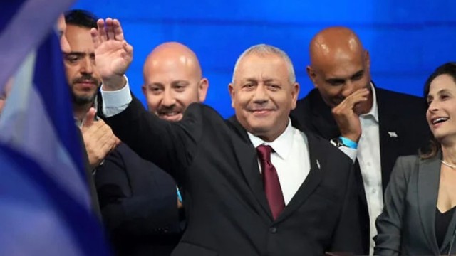 Eisenkot Calls on Netanyahu to Resign, Quit Politics