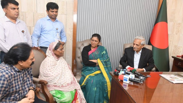 Cultural Affairs Minister Gives Tk 3 Lakh to Laily Baul