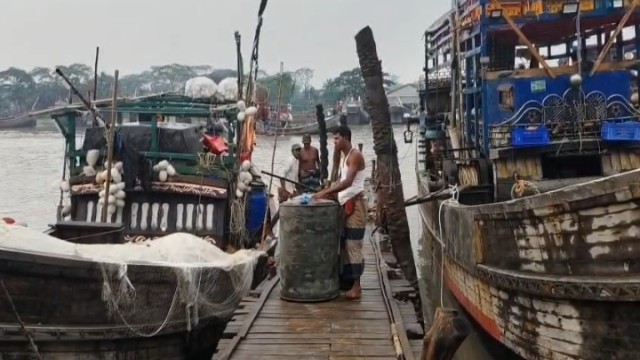 Rough Bay Weather Sparks Fish Shortage in Patuakhali Markets