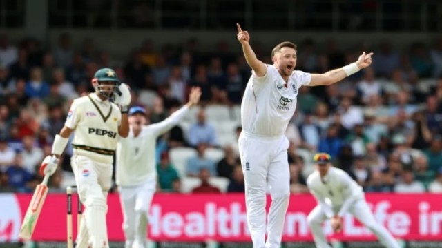 Robinson strikes with first ball as England dominate Pakistan on opening day