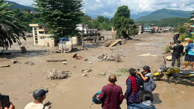 8 killed in Nepal flooding after Tibet mudslide