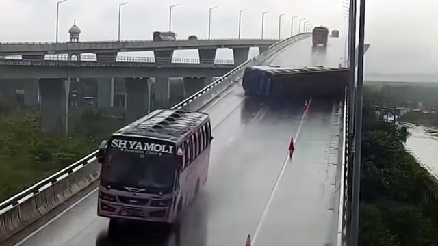 8 injured as bus overturns on Dhaka-Mawa Expressway