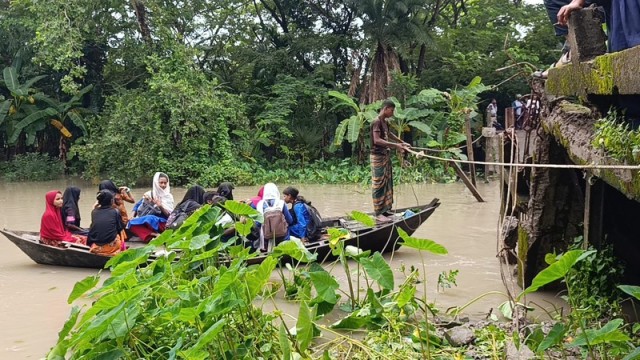 Bridge Collapse Forces Thousands in Taltali to Risk Crossing by Boats
