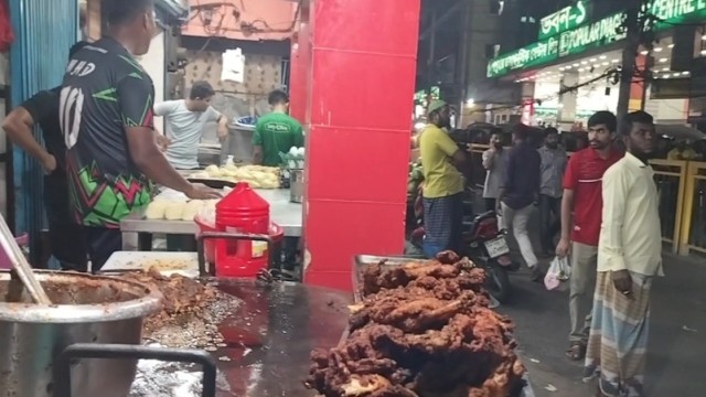 Chicken Chap Cooked Amid Road Dust in Rajshahi, Raising Food Safety Concerns