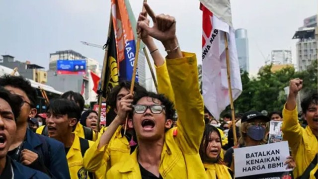 Students Protest Rising Fuel Prices and Economic Crisis in Indonesia