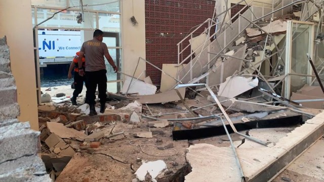 Indonesia earthquake death toll rises to 20, tsunami warning remains in focus