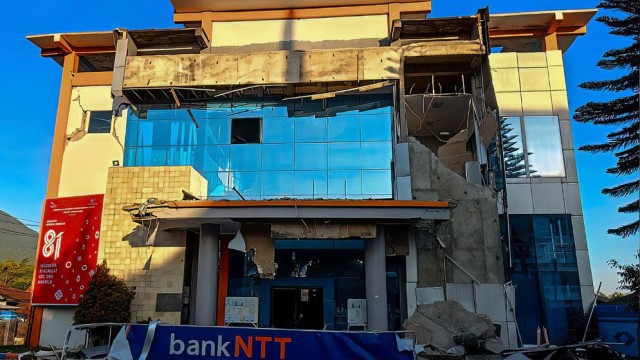7.7-magnitude earthquake strikes Indonesia, tsunami warning issued