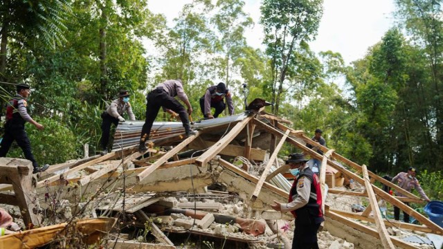 Indonesia earthquake death toll rises to 51, thousands evacuated