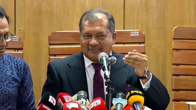 Government Warns of Measles Risk, Plans Media Commission Reform