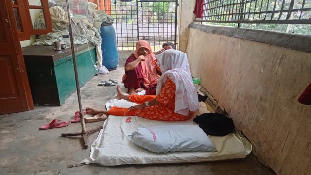 Rajapur Health Complex Faces Bed Crisis, Diarrhoea Patients Treated on Floor