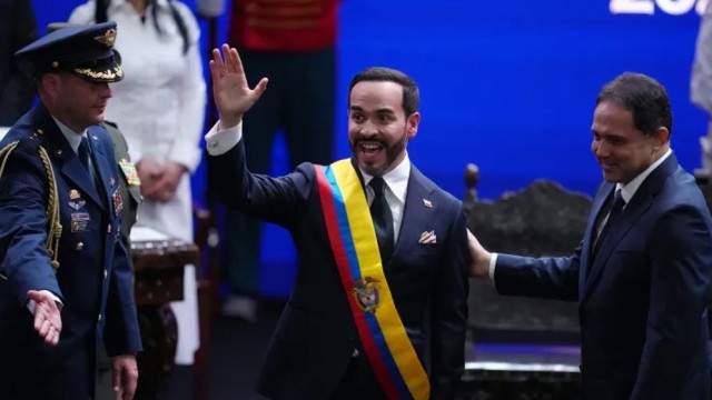 Right-Wing Lawyer Abelardo de la Esperanza Sworn in as Colombia's President