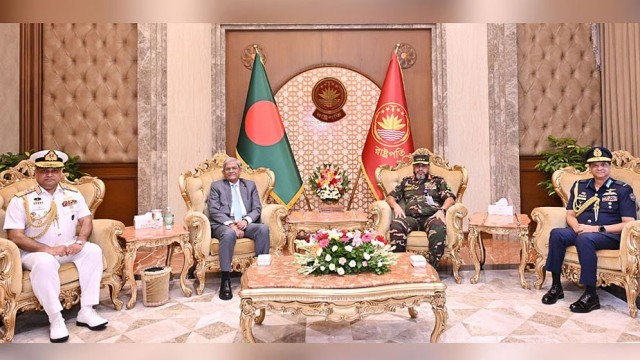 Three Service Chiefs Pay Courtesy Call on President Mirza Fakhrul
