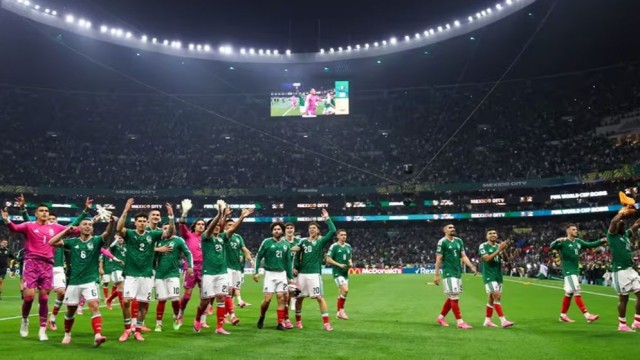 Hosts Mexico Beat Ecuador 2-0 to Reach World Cup Round of 16