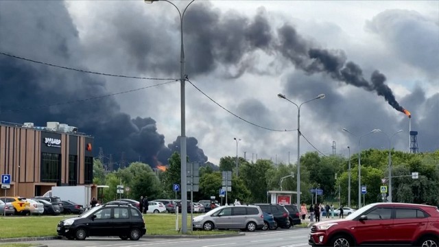 Toxic Black Rain Falls Over Moscow After Ukrainian Drone Strike on Oil Refinery