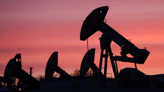 Oil Prices Drop Over 4% as Trump Announces Iran Talks, Global Markets React