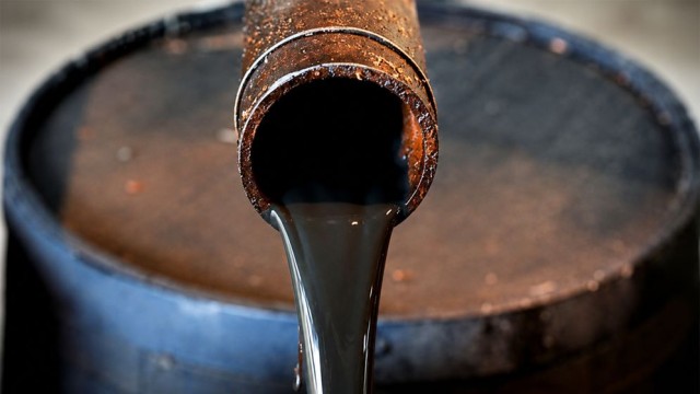 Oil Prices Drop 4% as US-Iran Military Pause Raises Hopes for Diplomatic Breakthrough