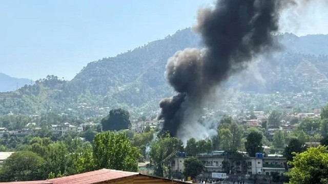 Funeral Held for 22 Pakistani Army Personnel Killed in Helicopter Crash