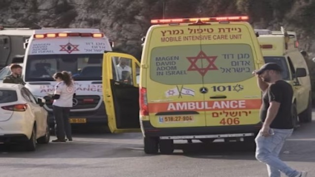 Five Israelis Wounded in West Bank Shooting; Netanyahu Orders Hebron Cordon, Full Lockdown Ahead of Elections