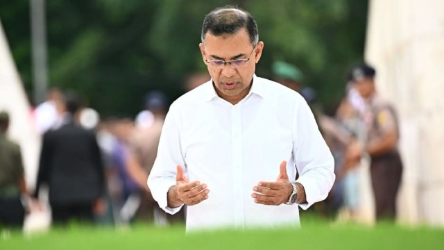 PM Tarique Rahman Pays Tribute at Graves of Ziaur Rahman and Begum Khaleda Zia