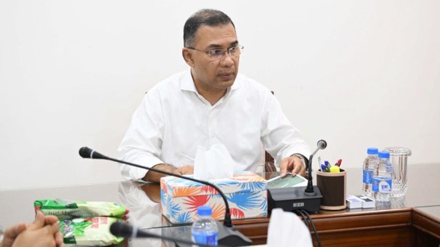 PM Tarique Rahman Orders Swift Removal of Polluting Vehicles, Expansion of Automated Traffic Signals