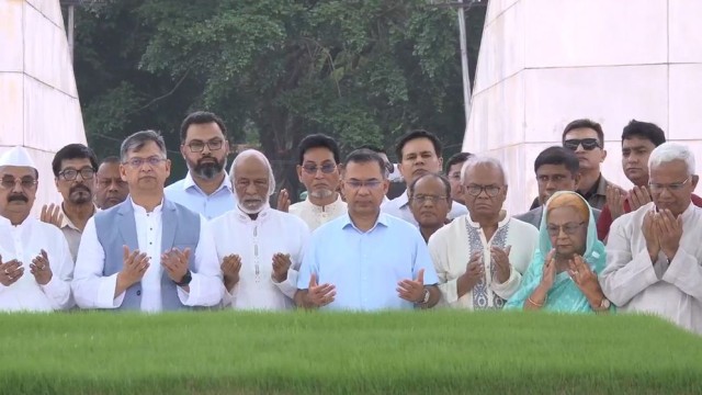Tarique Rahman pays tribute at Ziaur Rahman, Khaleda Zia graves