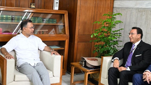 Prime Minister Urges Banglalink to Make Smartphones More Affordable, Reduce Internet Costs