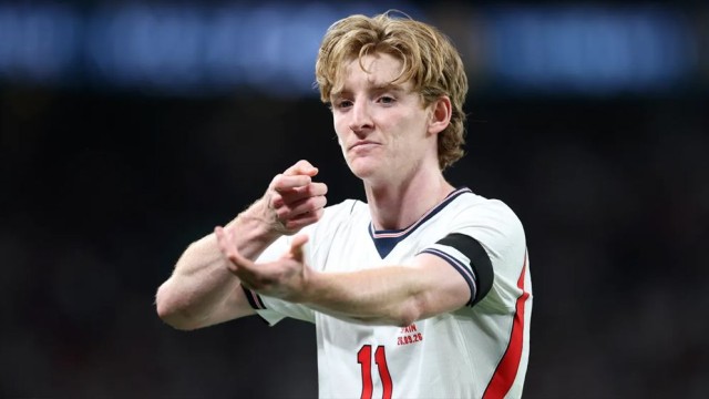 Gordon, Kane Fire England to 2-0 Win Over 10-Man Czechia