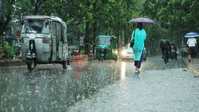Heavy Rain Disrupts Morning Commute in Dhaka, More Showers Likely