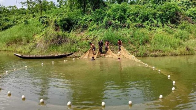 Fishing resumes in Kaptai Lake after 3 months 15 days