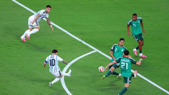 Messi Reaches Historic 200th International Appearance in Argentina’s World Cup Opener